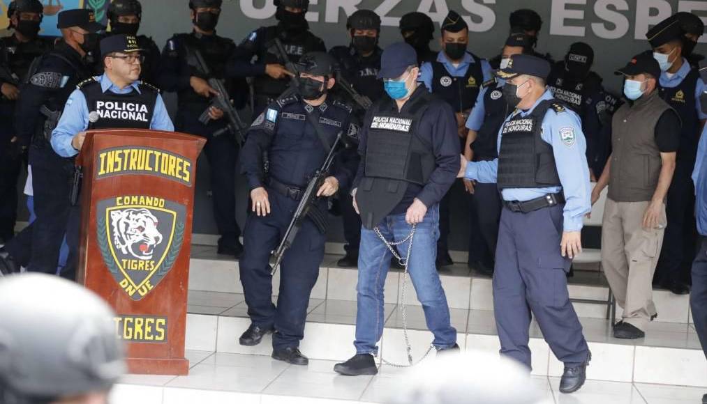 Juan Orlando Hernández cierra su carta afirmando que “yo tengo fe de que la justicia prevalecerá, porque como dice la Biblia en Santiago 1:12 y Juan 8:32: ‘Bienaventurado el hombre que persevera bajo la prueba, porque una vez que ha sido aprobado, recibirá la corona de la vida que el Señor ha prometido a los que le aman’”.