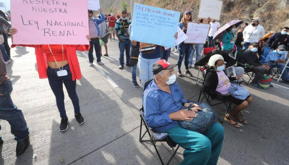 Al cabo de unas horas, luego de dialogar con la Policía, los manifestantes habilitaron un carril de ida y otro de venida.