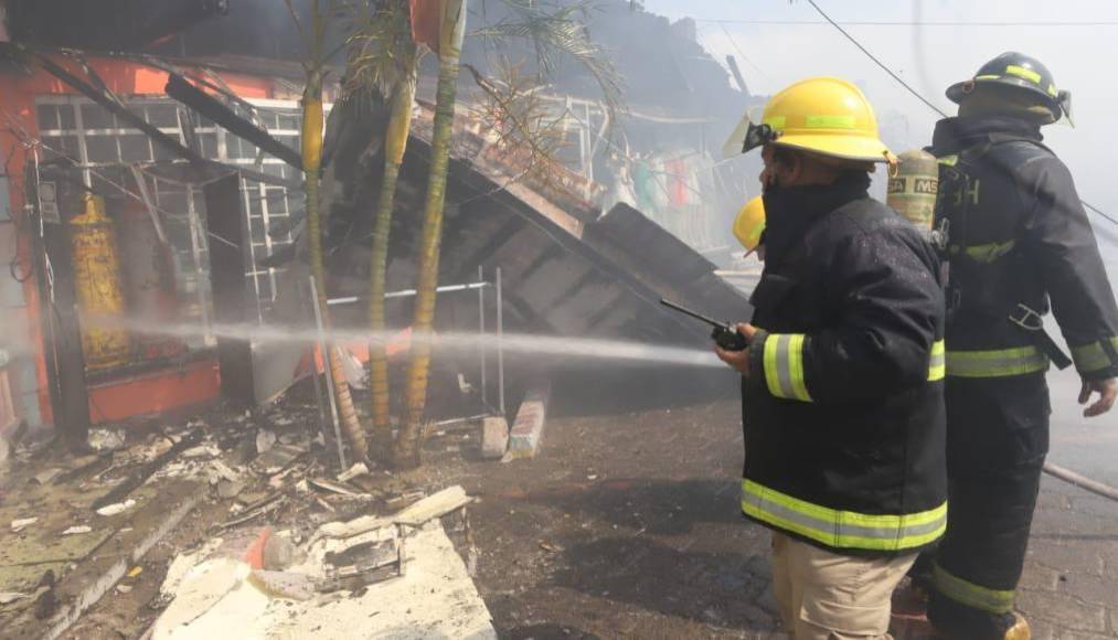 Afortunadamente, no se reporta personas heridas ni fallecidas durante el incendio de grandes proporciones. 