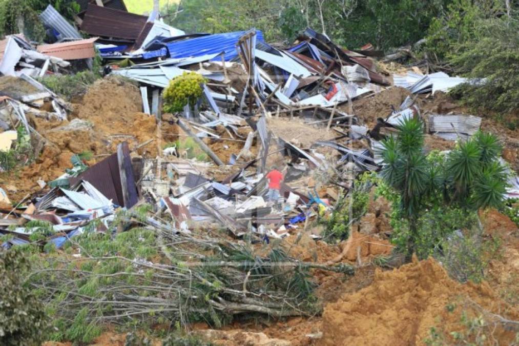 Los pobladores buscan entre el derrumbe adónde estaba su casa.