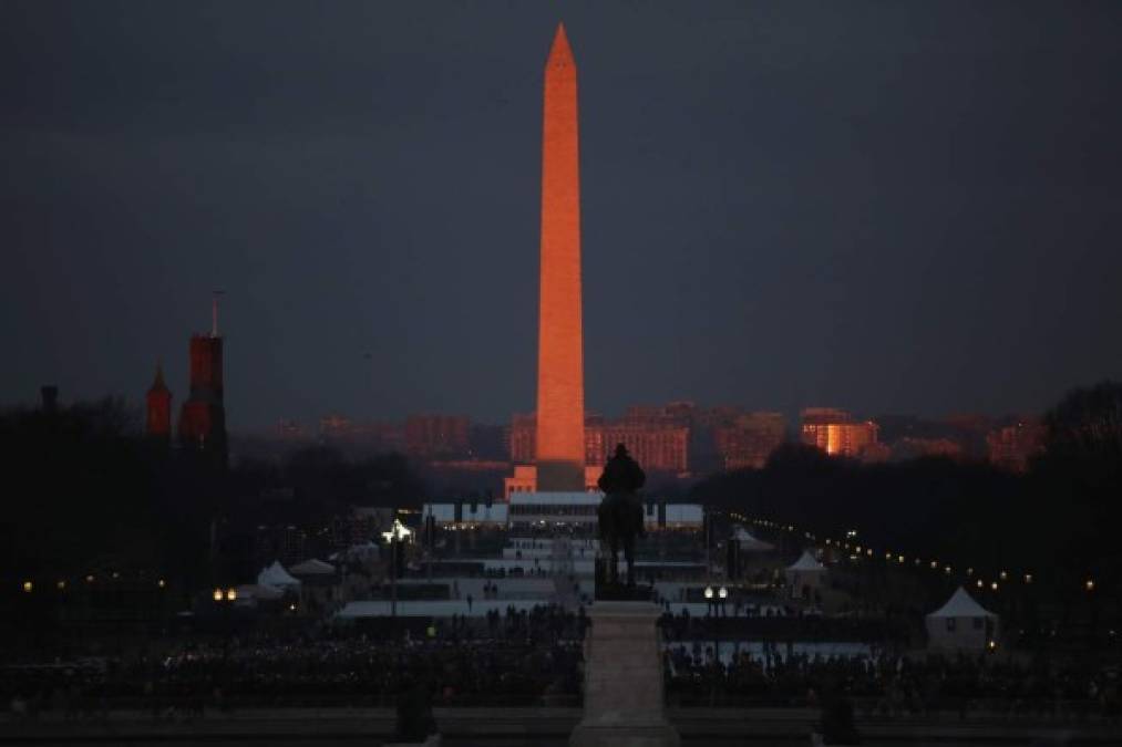 Miles de personas amanecieron en la explanada del Capitolio para presenciar la investidura de Donald Trump al mediodía de este viernes.