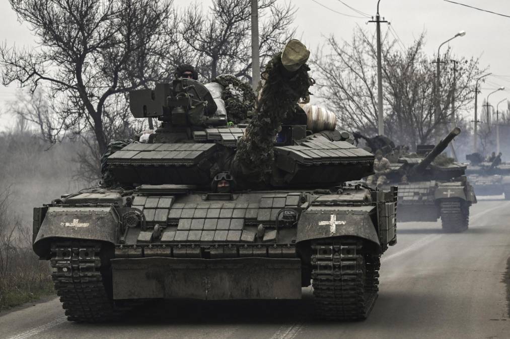 Rusia saca los tanques antiguos de sus museos para enviarlos a la guerra en Ucrania