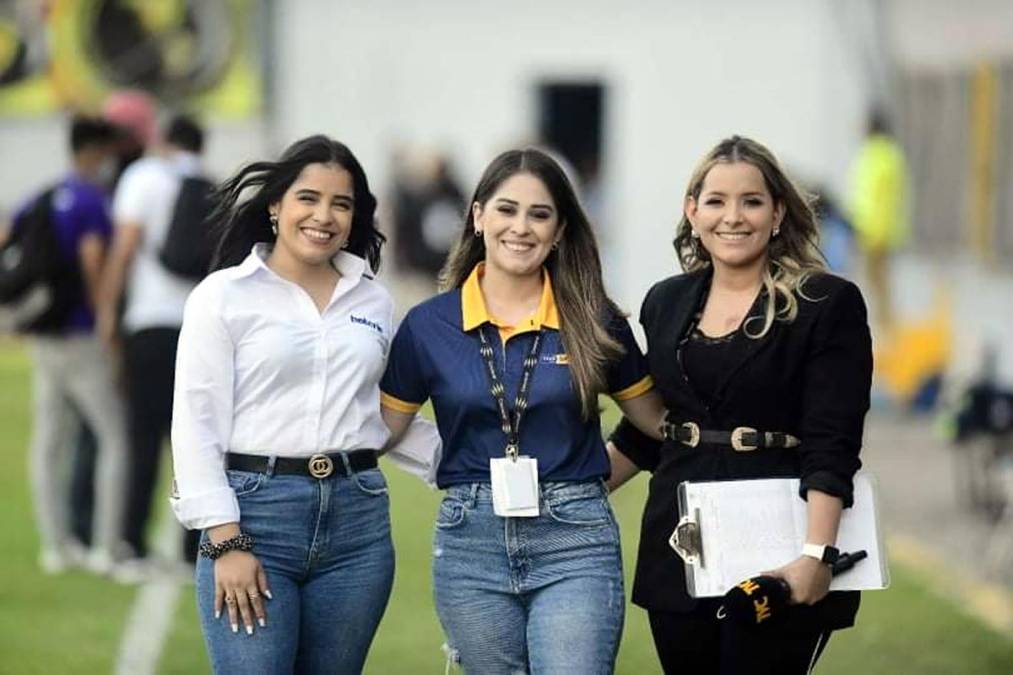 Karen Gisell, representante de Liga Betcris, Karla López, periodista de campo de Tigo Sports, y Tanya Rodríguez, también periodista de Televicentro, posan para el lente de Diario La Prensa.