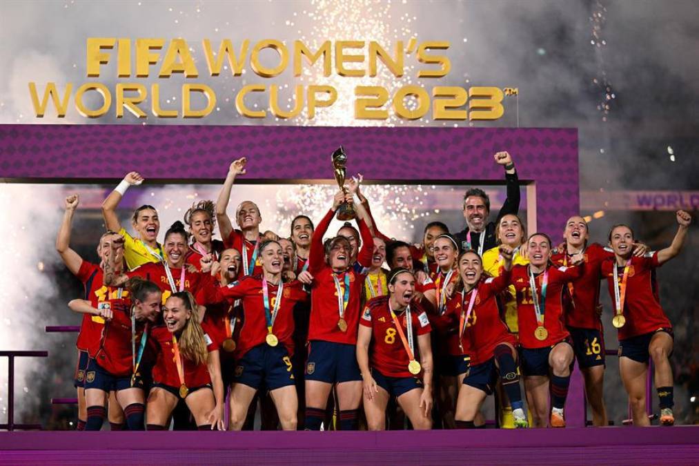 España levantó el domingo el trofeo más preciado después de conquistar el primer Mundial femenino de su historia al derrotar 1-0 a Inglaterra en una vibrante final ante 75.000 espectadoras.
