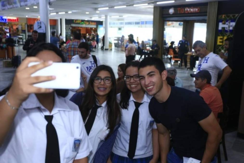 Las chicas quisieron tener un recuerdo de Jonathan Rubio y le pidieron una selfie al talentoso mediocampista que anotó un gol ante Trinidad y Tobago.