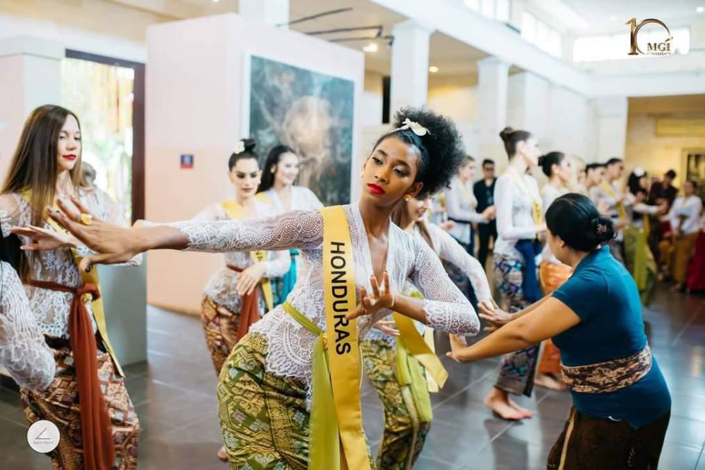 Al tiempo que caminaba sobre el escenario con el traje típico, incluso tuvo tiempo de bailar un poco, dando una pequeña demostración del ritmo punta, que es propio de la cultura garífuna hondureña.