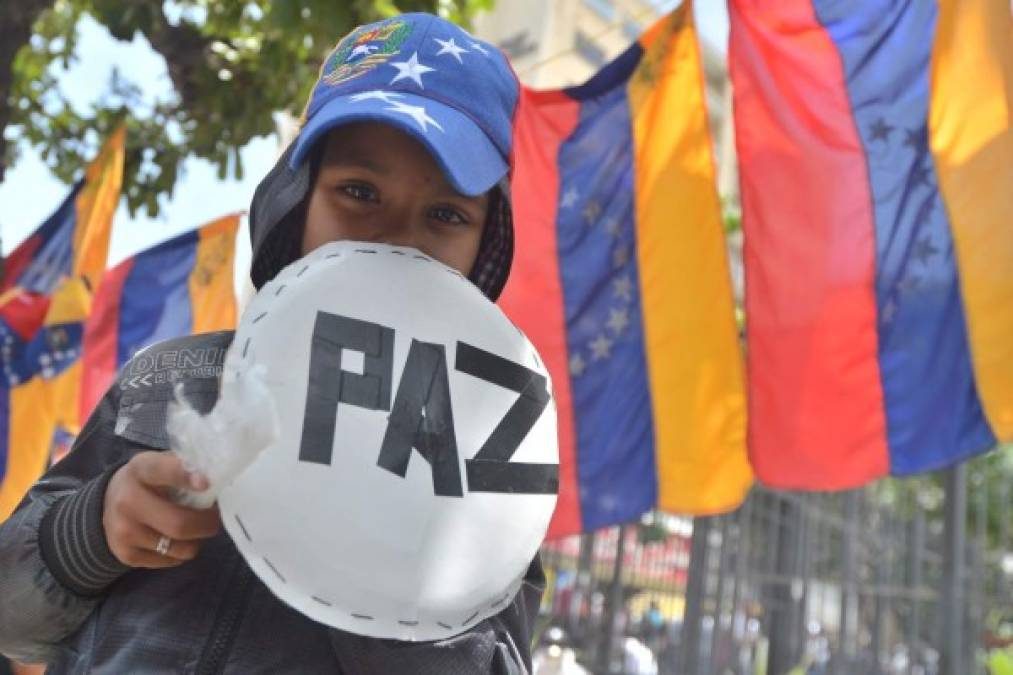 Este joven manifestante pide paz para su país.