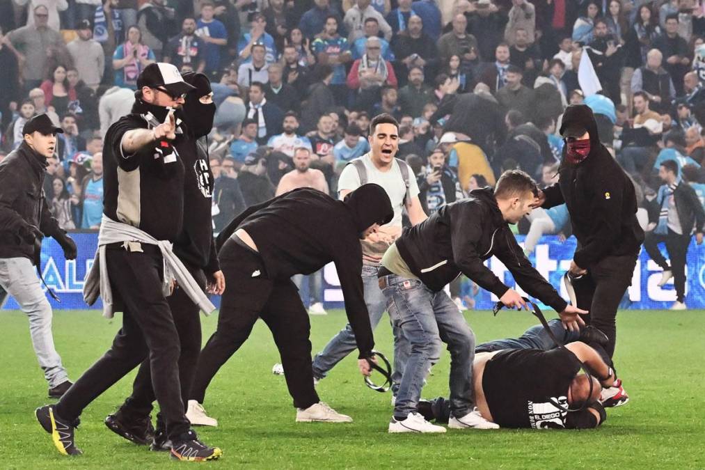 Aficionados del Udinese agredieron a hinchas del Napoli en la invasión de campo en el Stadio Friuli.