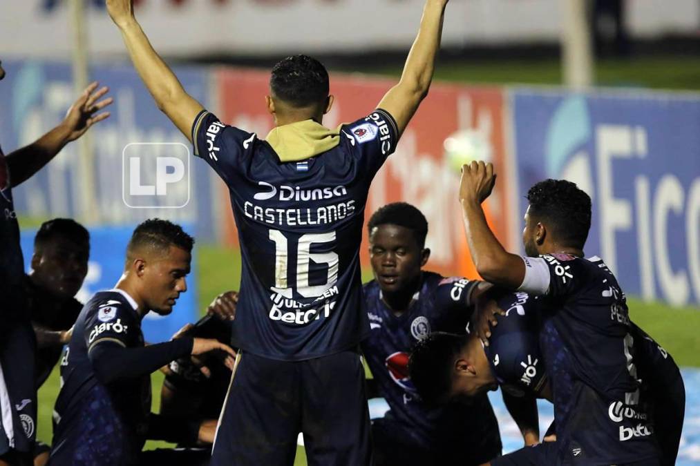 Los jugadores del Motagua celebrando el gol del argentino Mauro Ortiz para el triunfo ante el Olimpia.