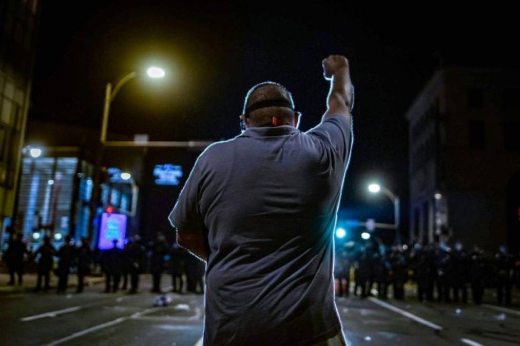 En Nueva York también se registraron violentas manifestaciones luego de que se divulgara un impactante video que muestra la muerte de un afroamericano que padecía problemas de salud mental, asfixiado por la policía tras su arresto el 23 de marzo.