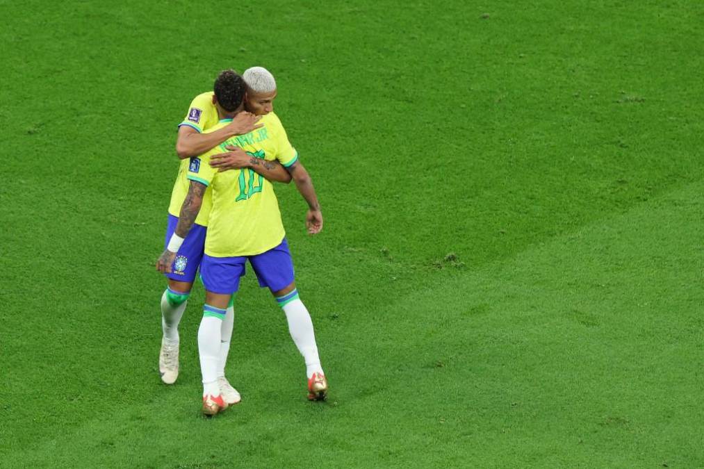 Neymar se marchó a falta de 10 minutos. Fue despedido por su compañero Richarlison. 