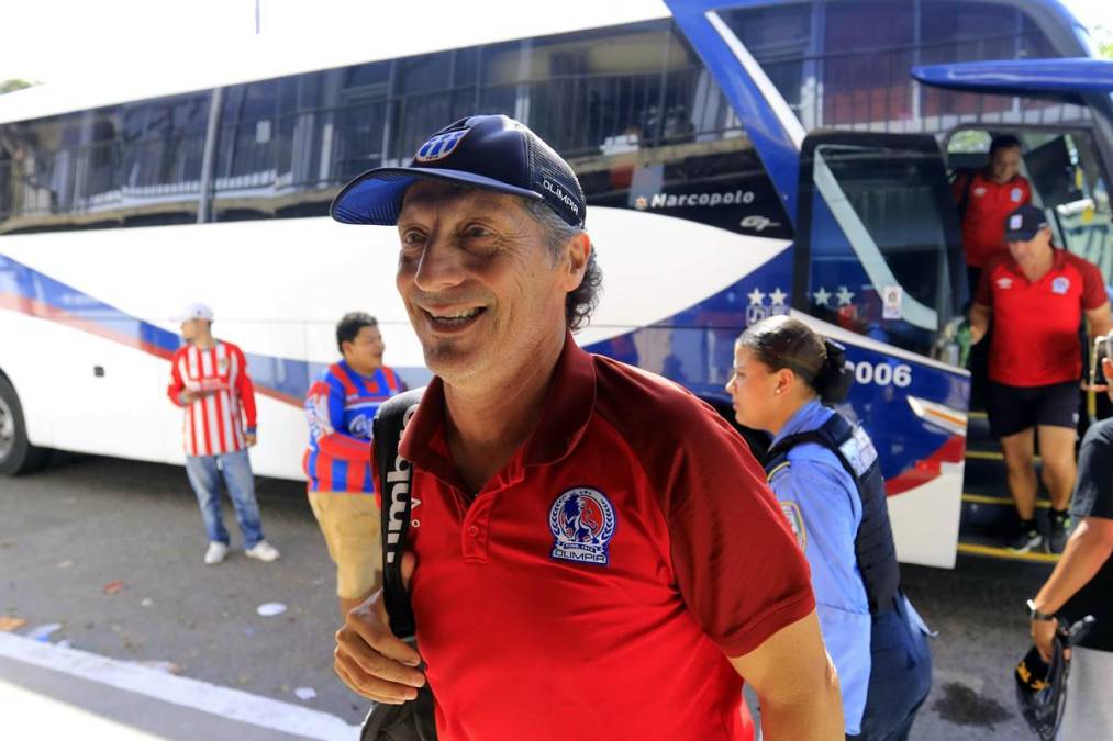 El entrenador del Olimpia llegó con esta sonrisa a La Ceiba, donde sumó su triunfo número 100 en el banquillo de los merengues. Historia pura del olimpismo.