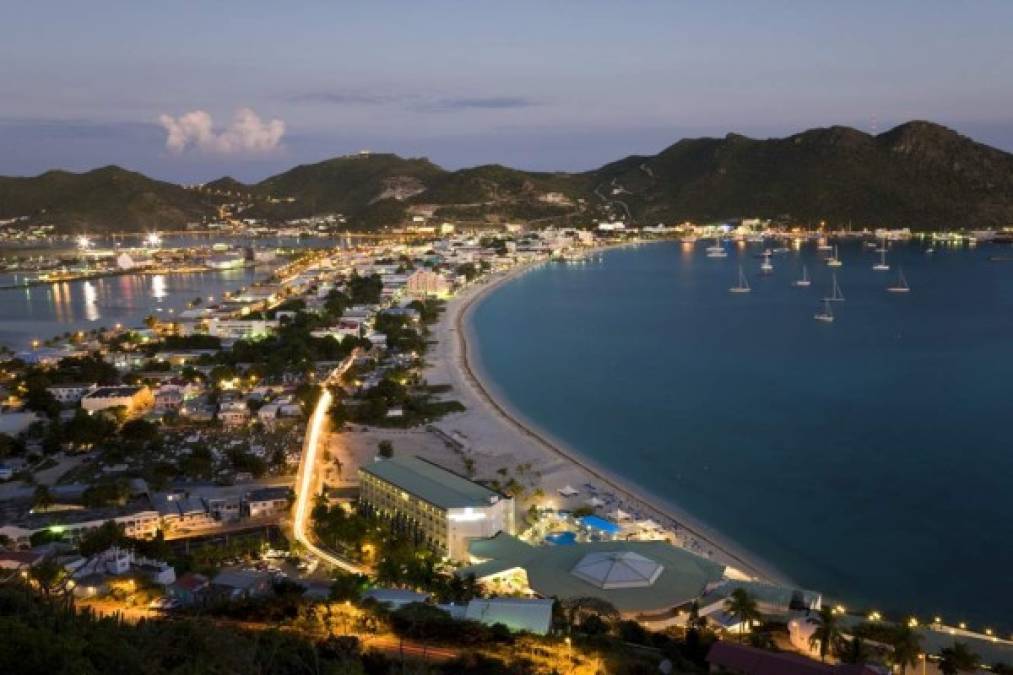 La isla de San Martín está ubicada en el mar Caribe, aproximadamente a 240 km al este de la isla de Puerto Rico.