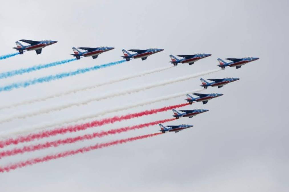 El equipo aéreo de élite 'Patrouille de France', brindó un espectacular show durante el desfile de La Bastilla.
