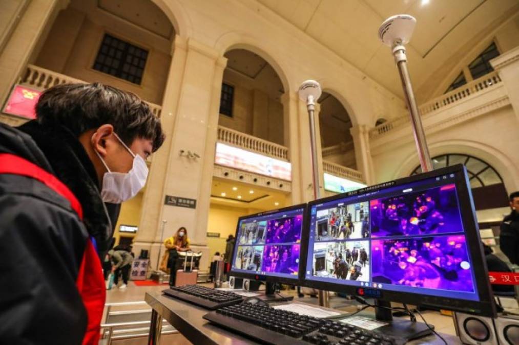 Control de temperaturas a los viajeros en puertos, aeropuertos y estaciones de autobús y tren, seguimiento a quienes padecen los síntomas (fiebre, fatiga, tos seca, disnea) o designación de hospitales específicos para el tratamiento de los pacientes y el aislamiento de éstos, entre ellas.