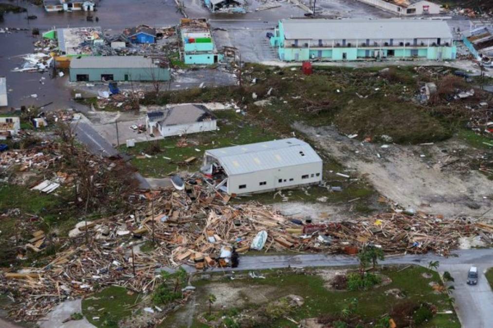 Las escenas de daños catastróficos muestran cientos de casas destruidas, arrancadas desde los cimientos por los vientos de más de 300 kilómetros por hora con los que Dorian azotó la isla.