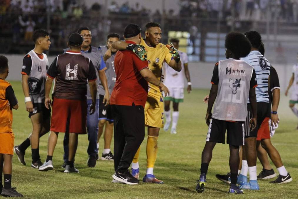 Sandro Cárcamo se abraza con Martín ‘Tato‘ García. Ambos coincidieron en la Primera División del fútbol hondureño.