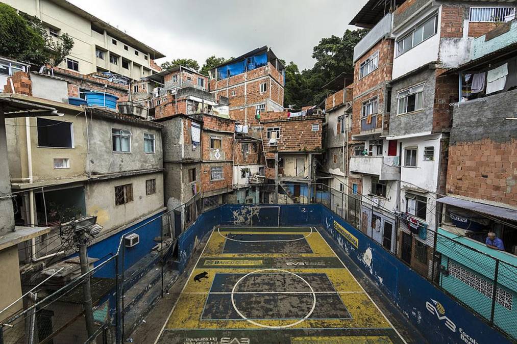 La cancha Favela Tavares Bastos está en Río de Janeiro y se puede encontrar el campo de fútbol en mitad de una favela.