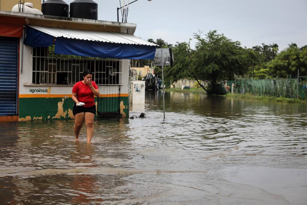 Huracán Blas deja dos muertos y desastres en México