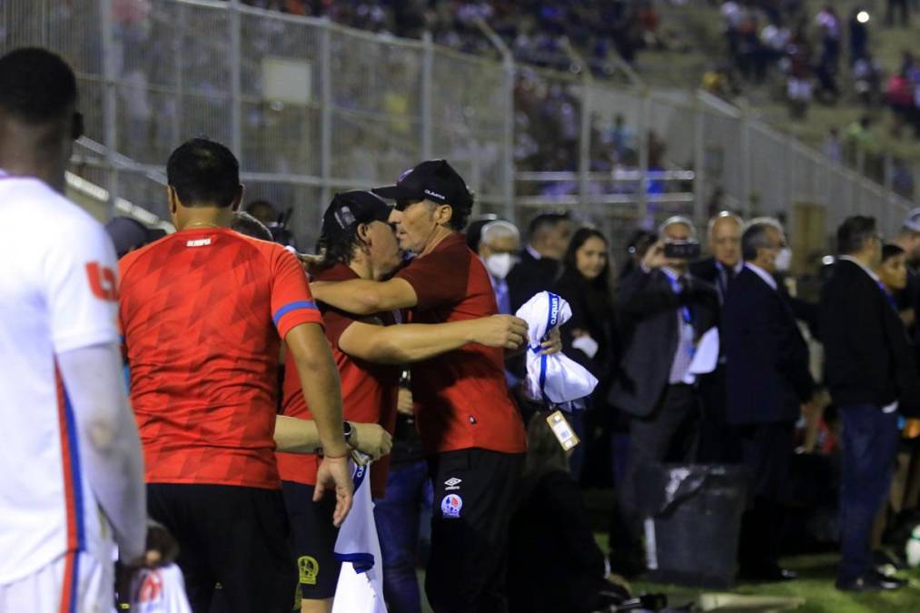 Pedro Troglio festejó con su cuerpo técnico tras el final del partido de la Gran Final. Nuevo título para el argentino.