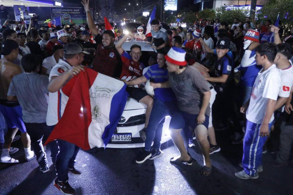 Los aficionados celebraran este logro con locura. Se subían a los carros y los sacudían.