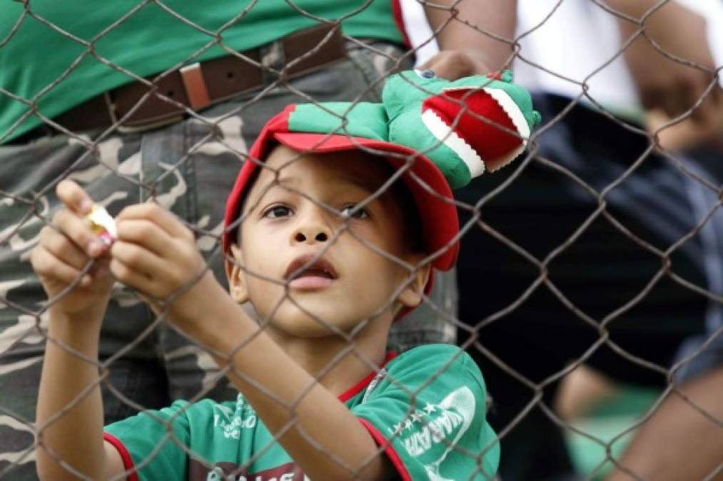 Un niño aficionado del Marathón en las gradas del estadio Excélsior.