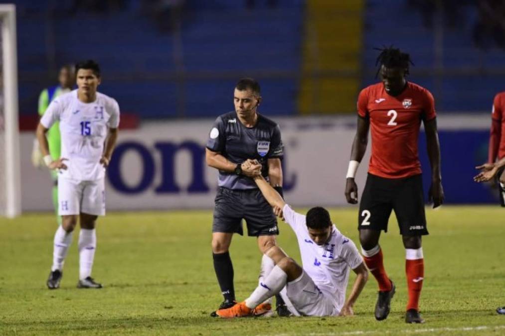 El buen gesto del árbitro salvadoreño Joel Aguilar Chicas ayudándole a pararse al catracho Carlos Pineda tras una falta.