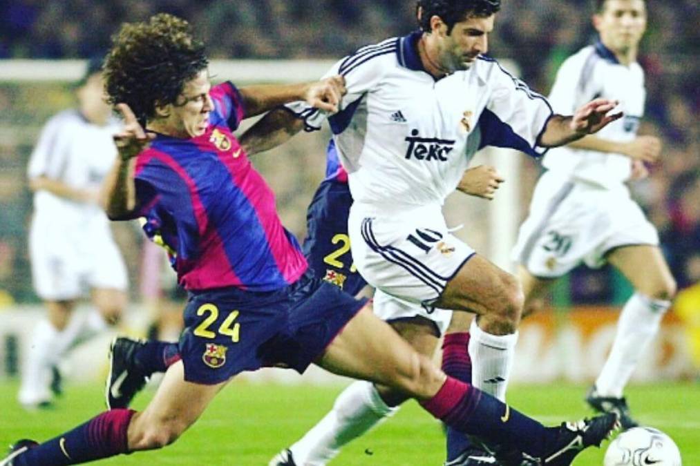 El exjugador catalán, de 45 años, desarrolló toda su trayectoria profesional en el FC Barcelona. Acá podemos ver una descripción total de como era Puyol en un clásico ante el Real Madrid. Estaba marcando a Luis Figo, estrella del Madrid en esos tiempos.