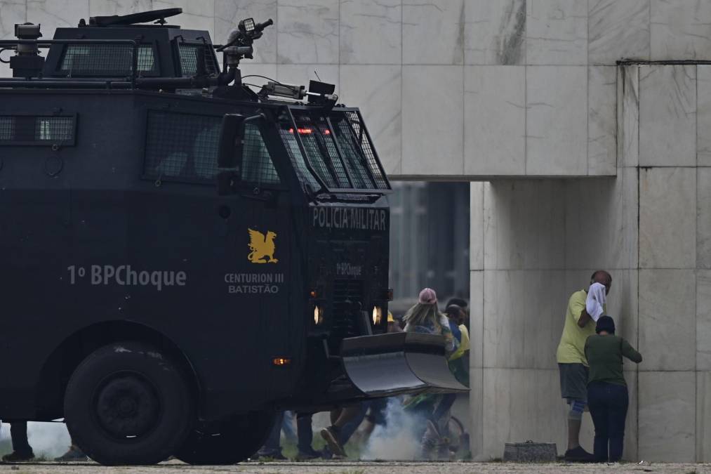 Decenas de agentes subieron la rampa que da acceso a la primera planta del palacio disparando gases lacrimógenos.