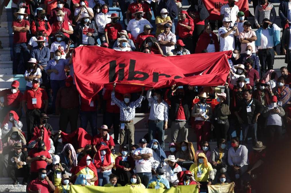 Simpatizantes del Partido Libre, portan con orgullo su bandera.