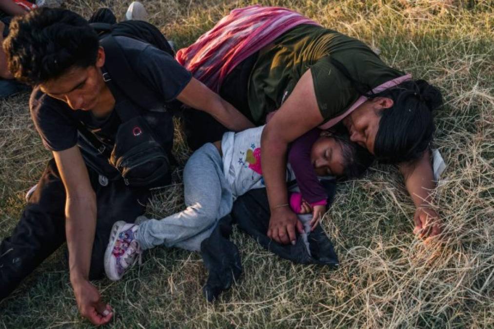La masiva llegada de migrantes sigue desbordando a la Patrulla Fronteriza, que procesa rápidamente a los indocumentados deportando a la mayoría de ellos y enviando a albergues a los menores no acompañados.