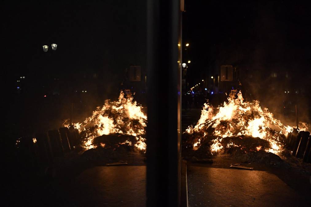 Arde Paris: Violentas protestas en Francia contra la reforma de pensiones de Macron