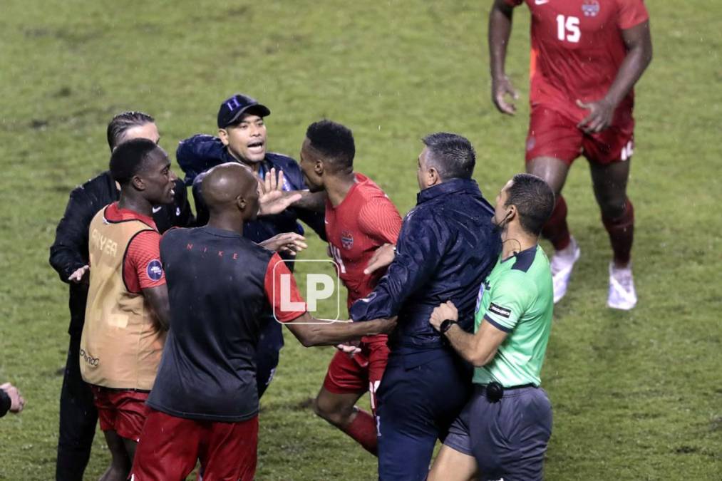 Jugadores de Canadá llegaron a separar a los entrenadores para que no llegaran a los golpes.