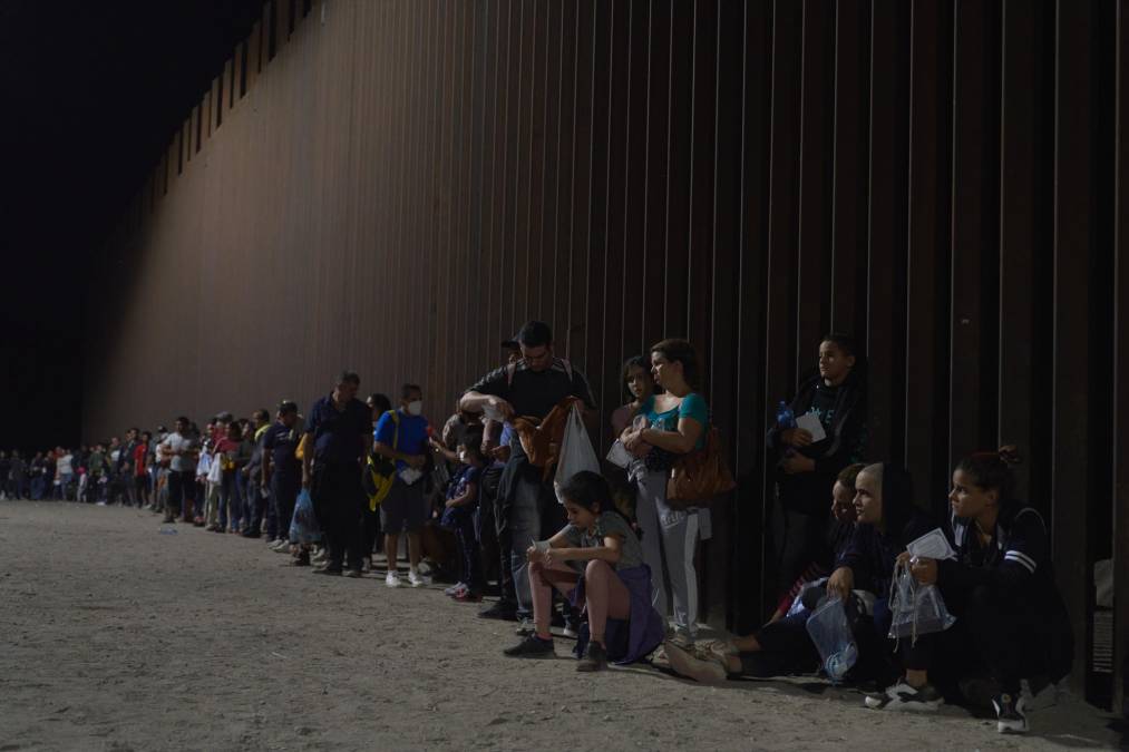 Los migrantes madrugan para hacer una gigantesca fila y tras entregarse a los agentes son procesados y enviados a centros de detención o retornados a México.