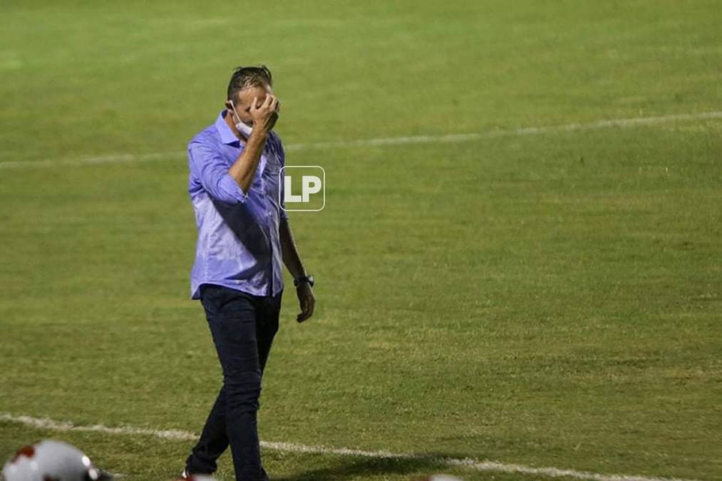 Hernán ‘La Tota‘ Medina sufrió en su debut con el Motagua. Su tristeza era evidente durante el clásico.