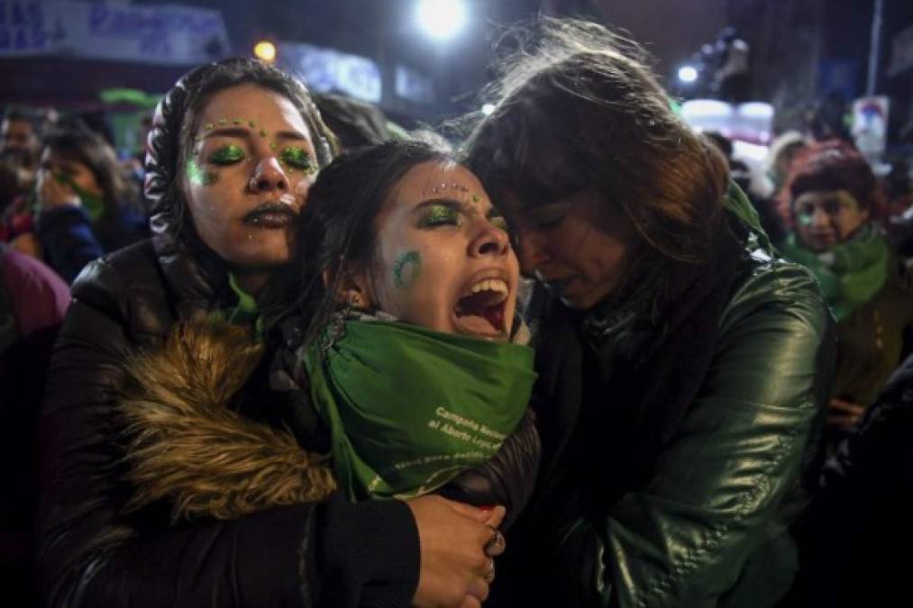 En Argentina, el Senado 'desperdició con su rechazo al proyecto para legalizar la interrupción voluntaria del embarazo, una oportunidad histórica' para el ejercicio de los derechos humanos de mujeres y niñas, según Amnistía Internacional (AI).