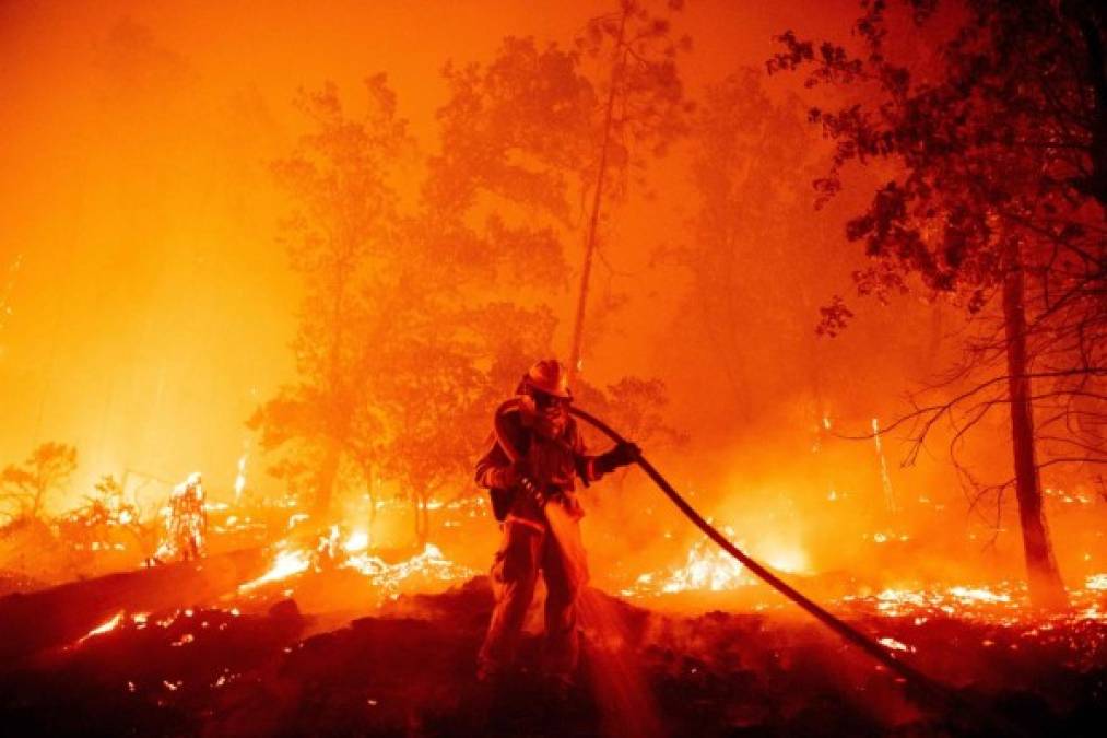 California lucha por controlar varios incendios forestales este fin de semana feriado en Estados Unidos, donde las autoridades han recomendado evitar actividades al aire libre por el riesgo que representa el fuego.