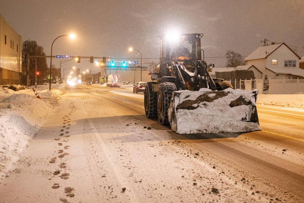 El mal tiempo comenzó a ceder el miércoles en el este y el medio oeste de Estados Unidos. “Esta es claramente la tormenta de nieve del siglo”, dijo el lunes la gobernadora del estado de Nueva York, Kathy Hochul.