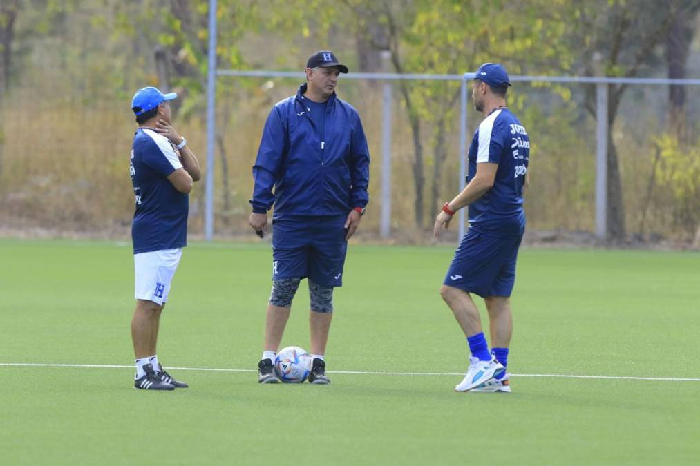 Diego Vázquez estuvo charlando un rato con su nuevo asistente técnico, el argentino José Mauricio Pacini.