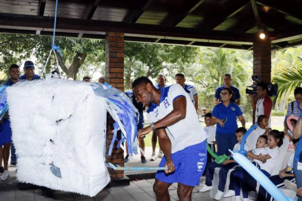 El capitán Maynor Figueroa se atrevió a romper la piñata y todos corrieron a recoger los confites.