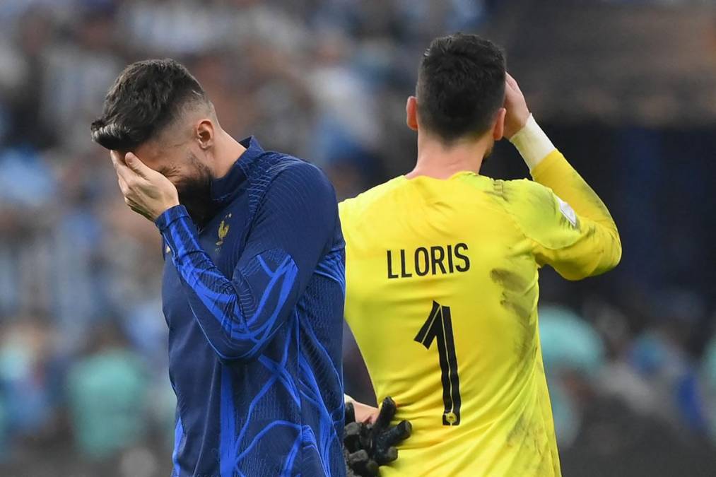 Olivier Giroud y Hugo Lloris se lamentan tras la derrota de Francia en la final del Mundial de Qatar 2022.