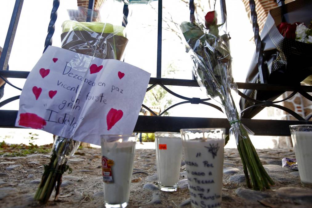 Fans dejan velas y flores para honrar al cantante mexicano Vicente Fernández afuera del Rancho los Tres Potrillos en Tlajomulco, México.