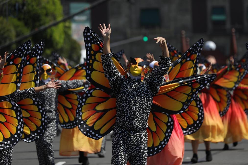 Pero este gran desfile del Día de Muertos no es tan tradicional como pudiera parecer, pues comenzó a celebrarse en 2016, cuando las autoridades capitalinas decidieron reproducir la procesión que aparece en la película “Spectre” de la saga James Bond, rodada en la Ciudad de México.