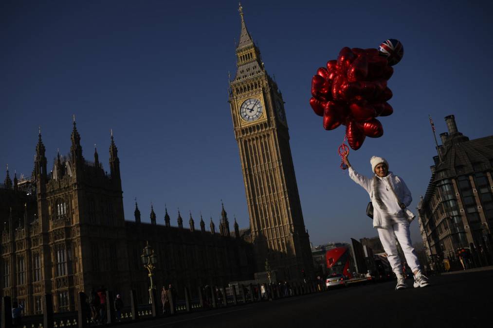 Bodas masivas, flores y chocolates: Así celebra el mundo el Día de San Valentín