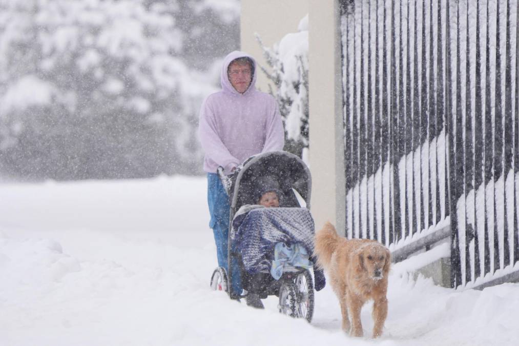 El NWS indicó posibles acumulaciones de nieve de hasta 685 milímetros (27 pulgadas) en Sugar Loaf (Wisconsin), 280 milímetros (11 pulgadas) en Clark (Colorado), y 330 milímetros (13 pulgadas) en Benoit (Wisconsin).