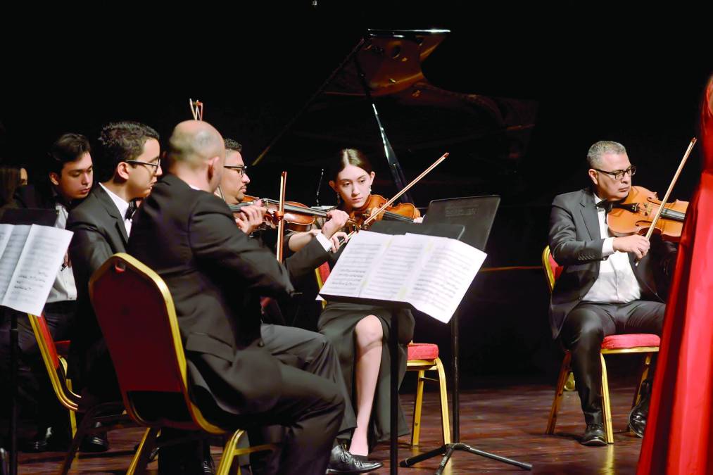 Elena Mikhailova y Orquesta Filarmónica de SPS brindan mágico recital