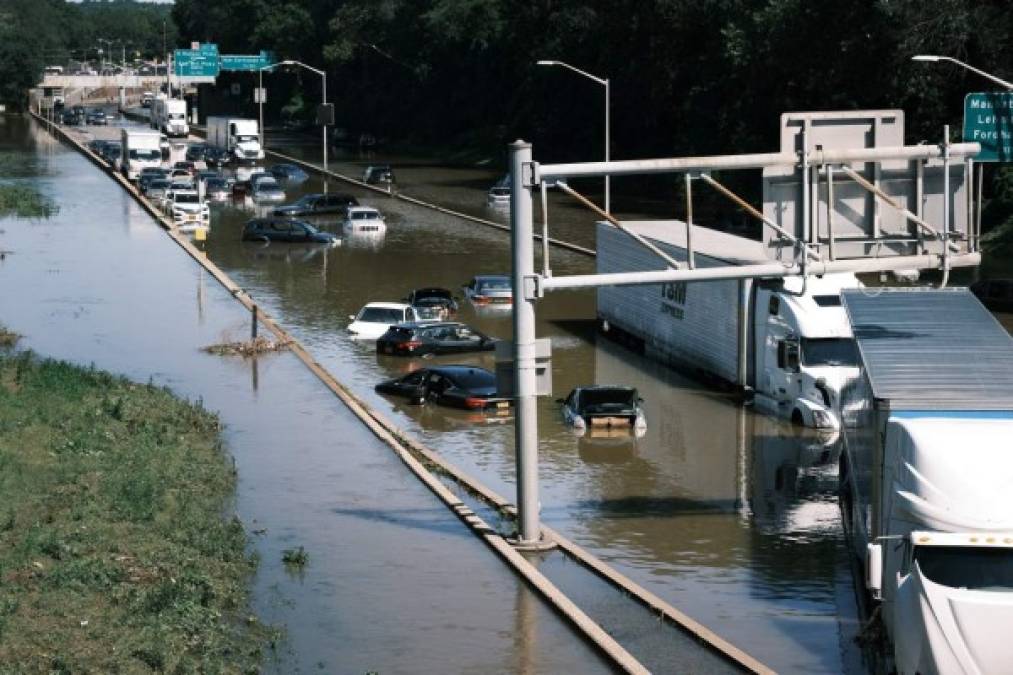 Las inundaciones impidieron el tránsito en las principales vías de varios distritos de Nueva York, incluidos Manhattan, el Bronx y Queens, sumergiendo muchos vehículos y obligando a los bomberos a rescatar a cientos de personas.