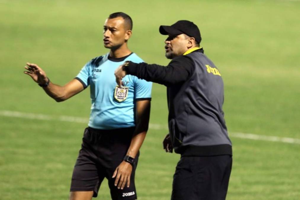 Martín 'Tato' García también le reclamó a los árbitros durante el partido.