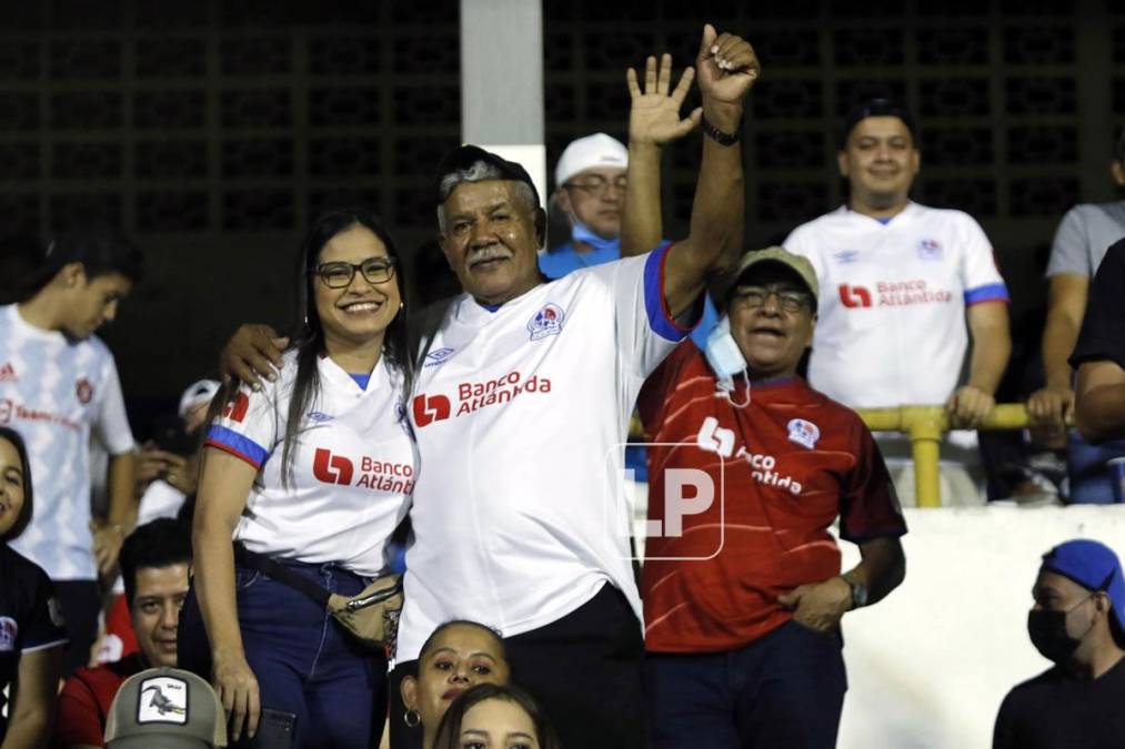 Una gran fiesta viven los olimpistas en el estadio Morazán.