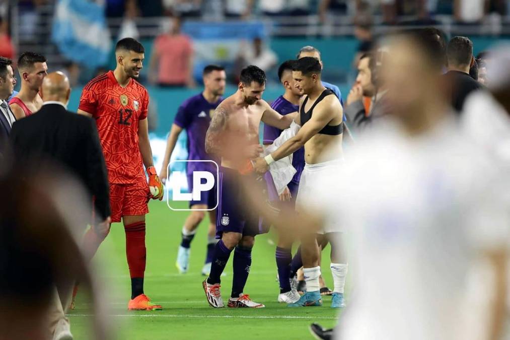 El juego de Messi: le pidieron fotos, el afortunado que se llevó su camiseta y ¿a quién le dio ‘La Pulga‘ la de Honduras?
